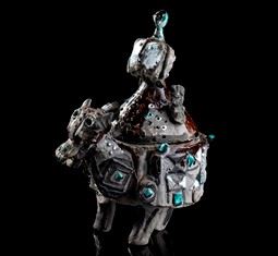 Scatola con Coperchio a Forma di Cavaliere a Cavallo