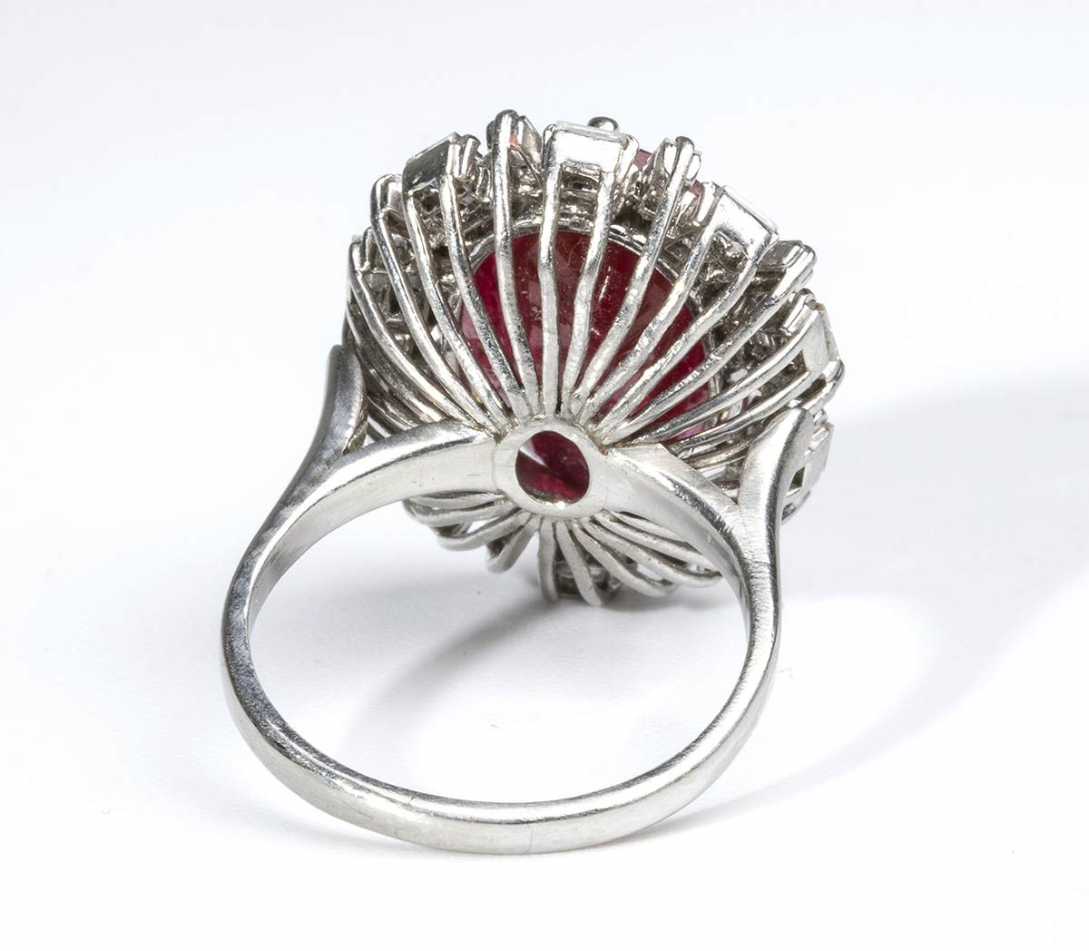Anello in Platino con Rubino e Diamanti...