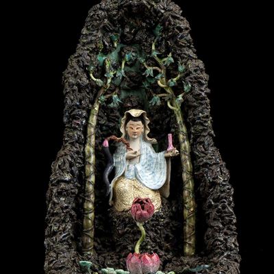 Gruppo con Guanyin nella Grotta in Porcellana con Decoro a Smalti Policromi