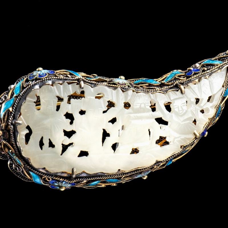 Spilla in Metallo Dorato e Smaltato con Inserto in Giada