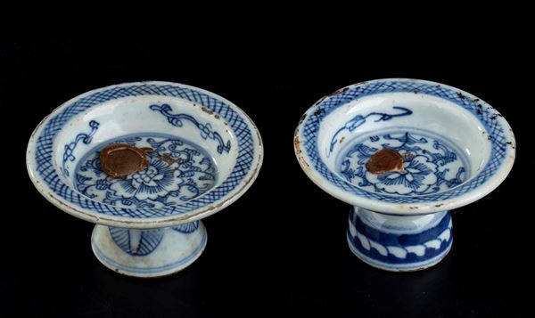 TWO SMALL 'BLUE AND WHITE' PORCELAIN CUPS