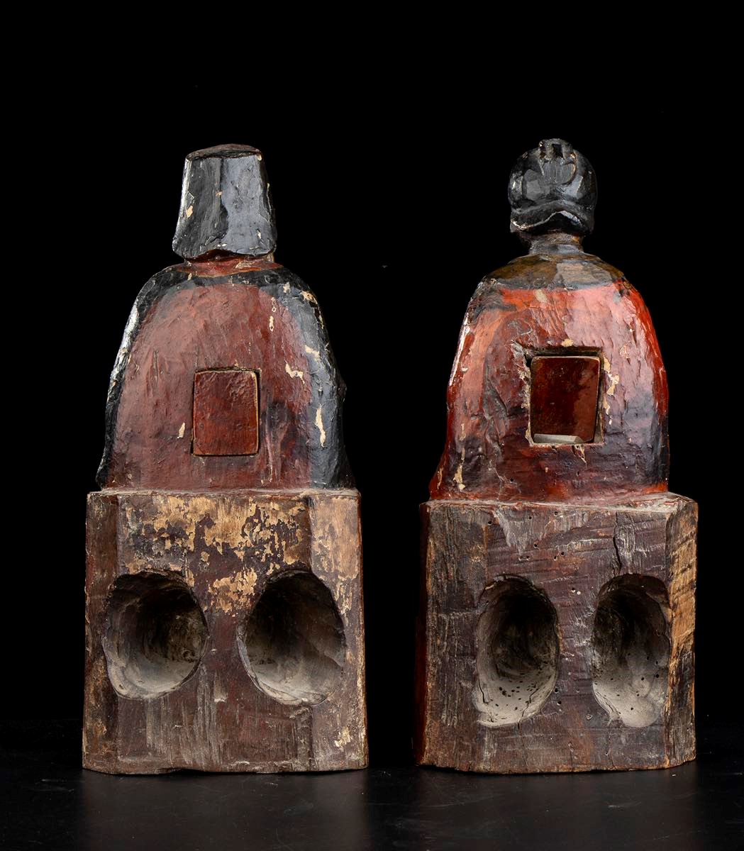 DUE FIGURE IN LEGNO LACCATO