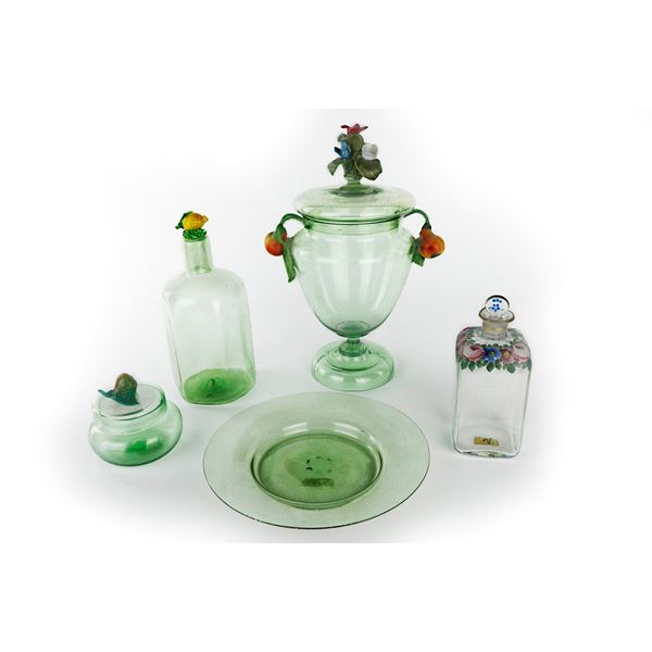 Lot of 4 containers and 1 glass plate