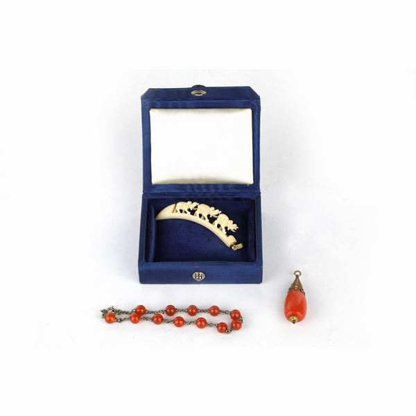 Lot of 1 tooth with baby elephants  (20th century)  - Auction Smart Auction: Furniture, Paintings, Sculptures and more at affordable prices - Bertolami Fine Art - Casa d'Aste