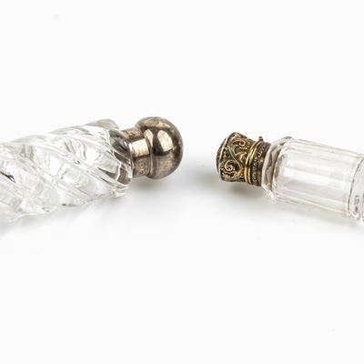 Due Flaconi da Profumo Vittoriani Inglesi in Argento, Princisbecco e Vetro a Doppia Apertura - XI...