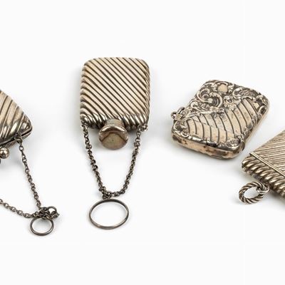 Lotto Composto da Portafiammiferi, Snuff Bottle, Scatolina e Carnet De Bal in Argento - Fine XIX ...