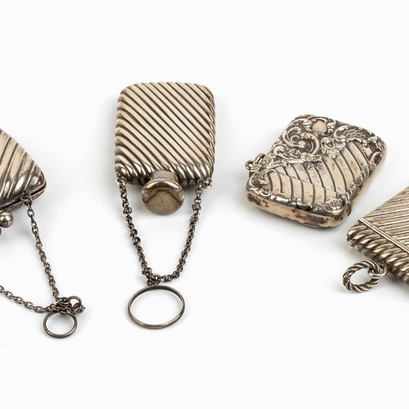 Lotto Composto da Portafiammiferi, Snuff Bottle, Scatolina e Carnet De Bal in Argento - Fine XIX ...