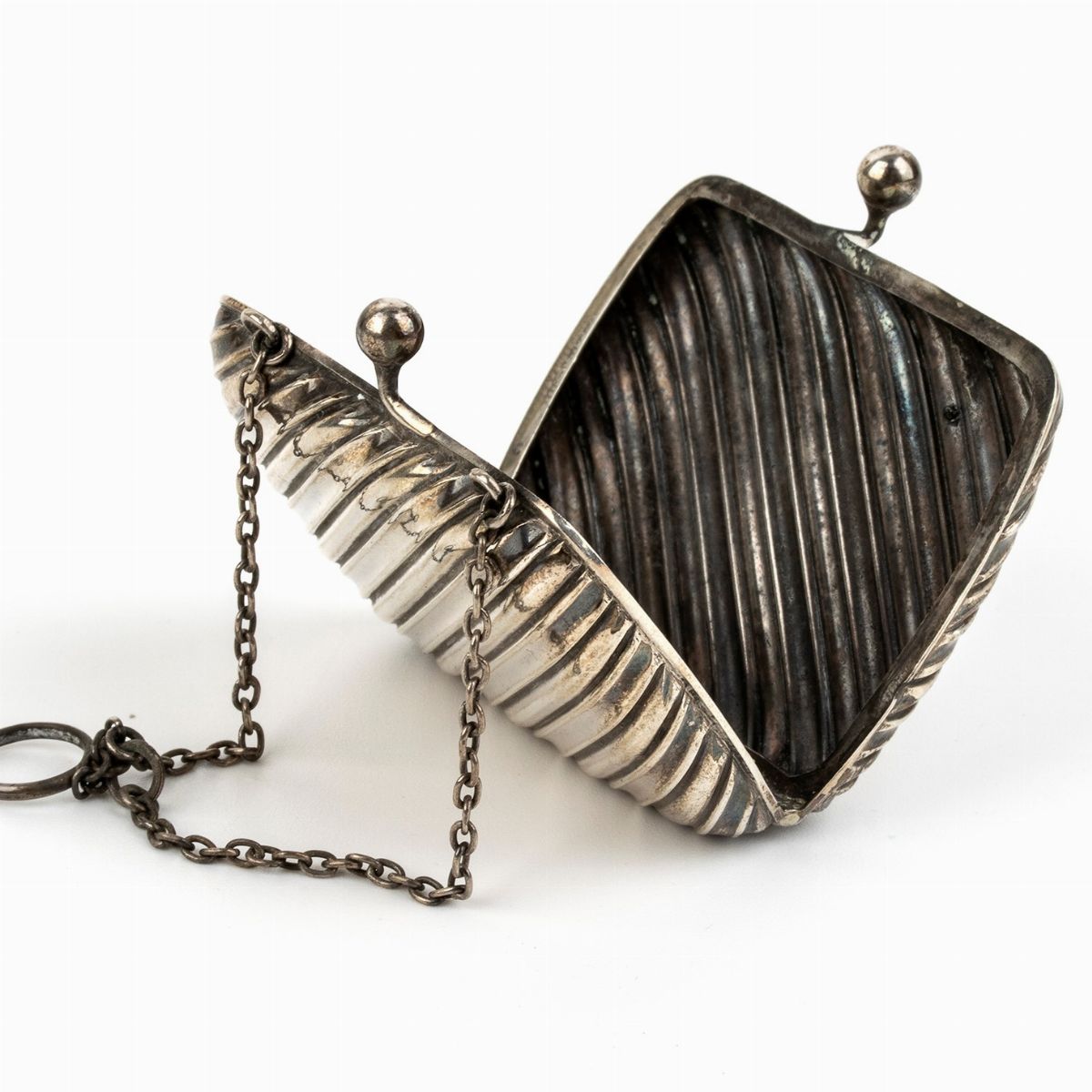 Lotto Composto da Portafiammiferi, Snuff Bottle, Scatolina e Carnet De Bal in Argento - Fine XIX ...