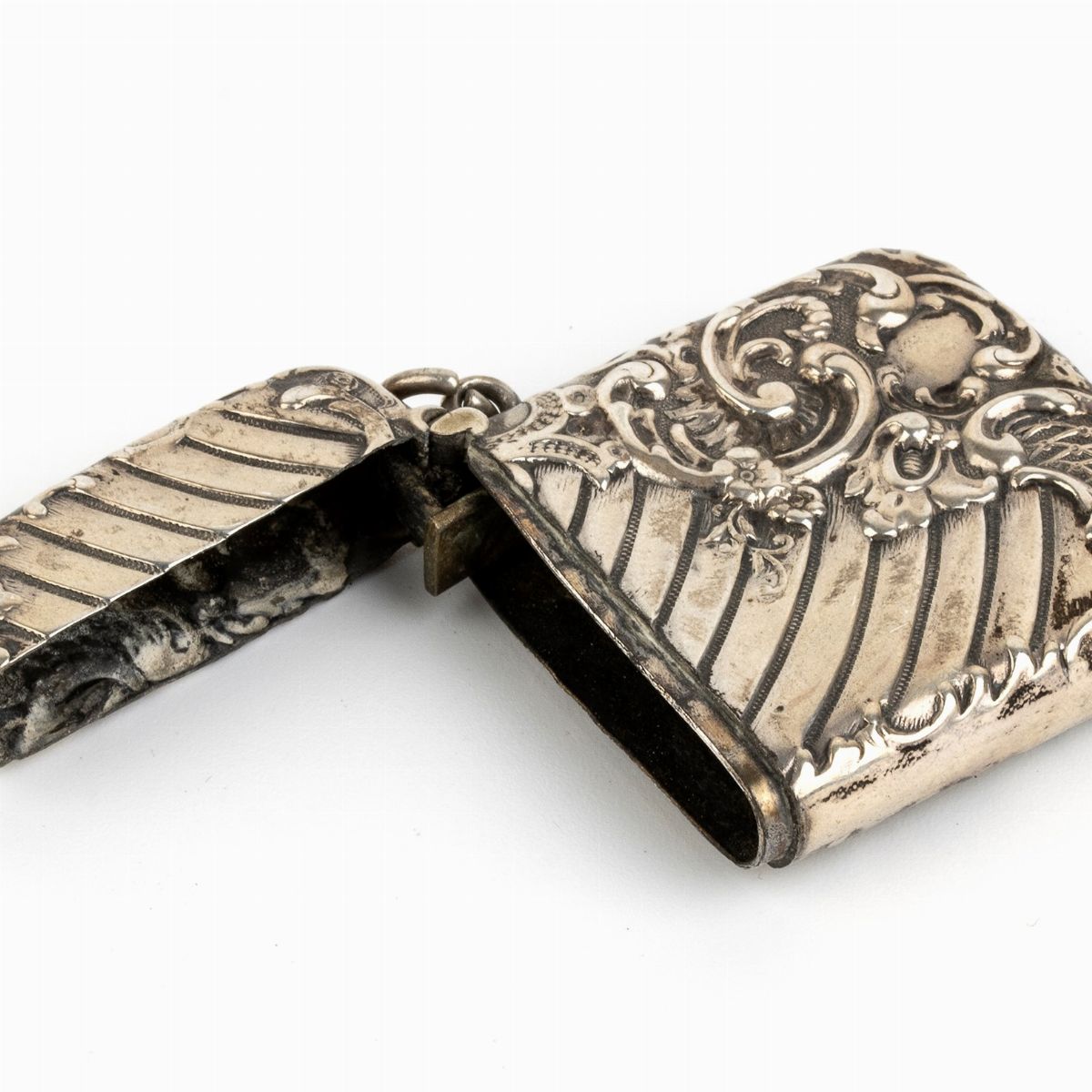 Lotto Composto da Portafiammiferi, Snuff Bottle, Scatolina e Carnet De Bal in Argento - Fine XIX ...