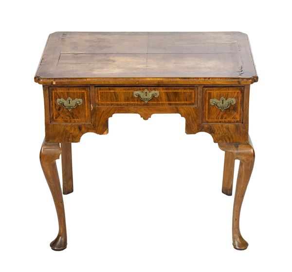 A Queen Anne English writing desk - early 18th century
