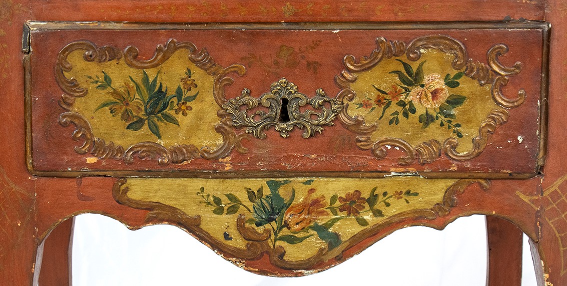 Comoncino Luigi XV in Lacca Rossa e Pittura Floreale - Venezia XVIII Secolo