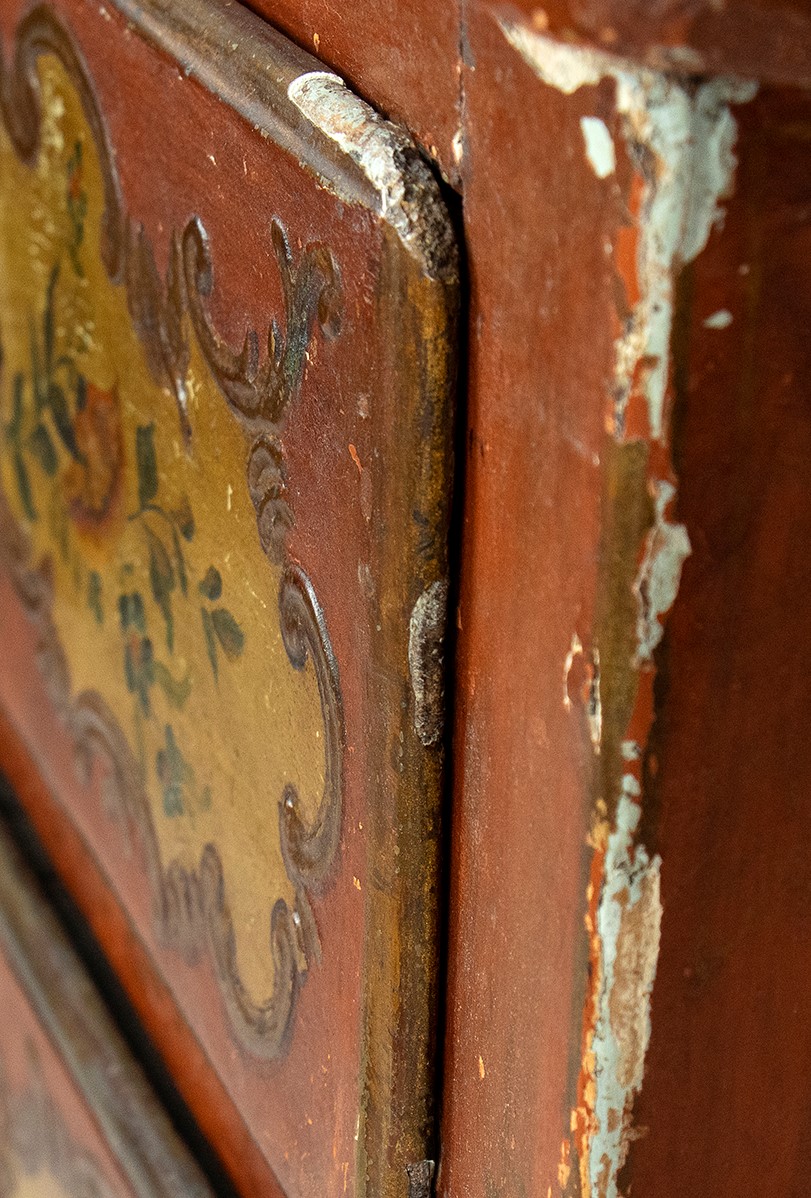 Comoncino Luigi XV in Lacca Rossa e Pittura Floreale - Venezia XVIII Secolo