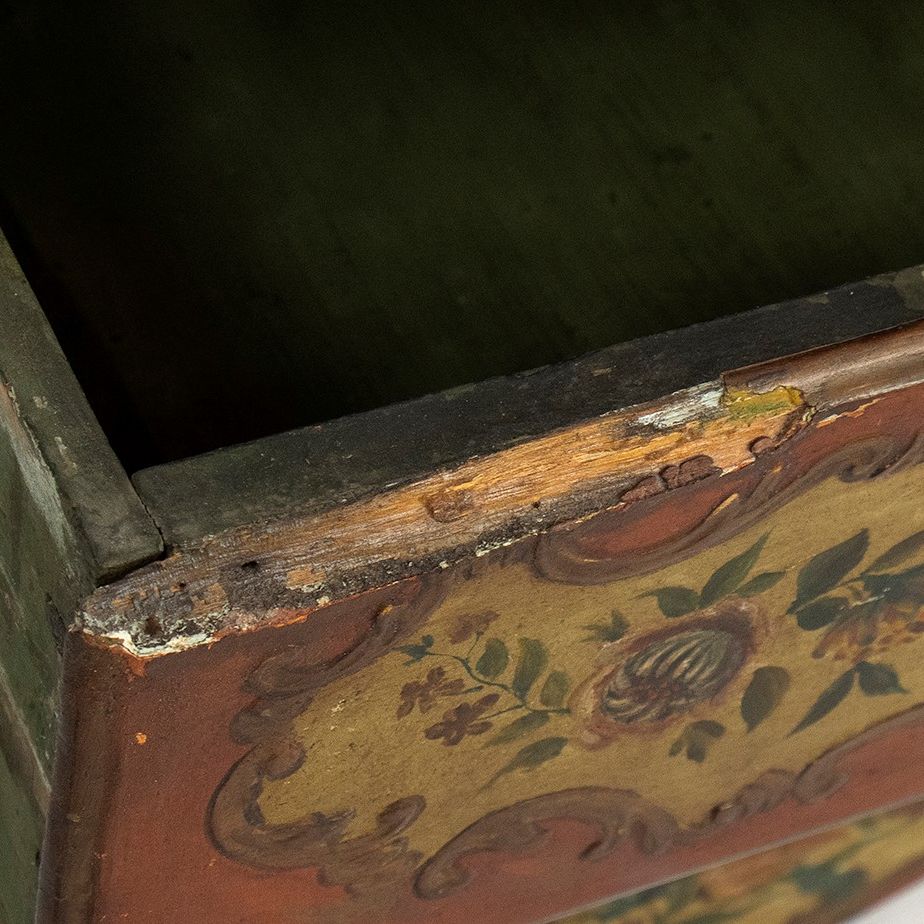 Comoncino Luigi XV in Lacca Rossa e Pittura Floreale - Venezia XVIII Secolo