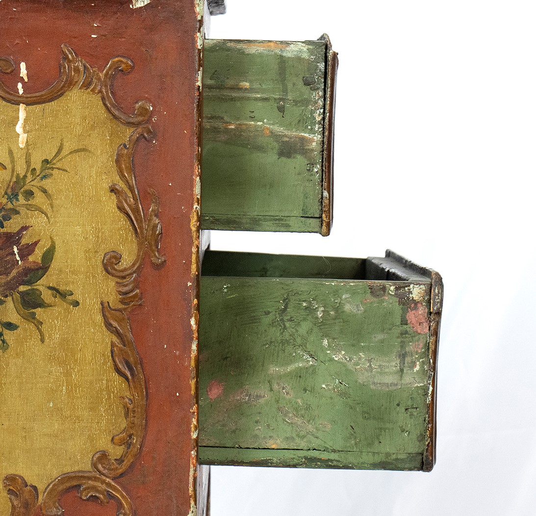 Comoncino Luigi XV in Lacca Rossa e Pittura Floreale - Venezia XVIII Secolo