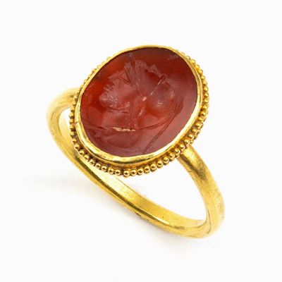 Anello in Stile Archeologico in Oro e Corniola