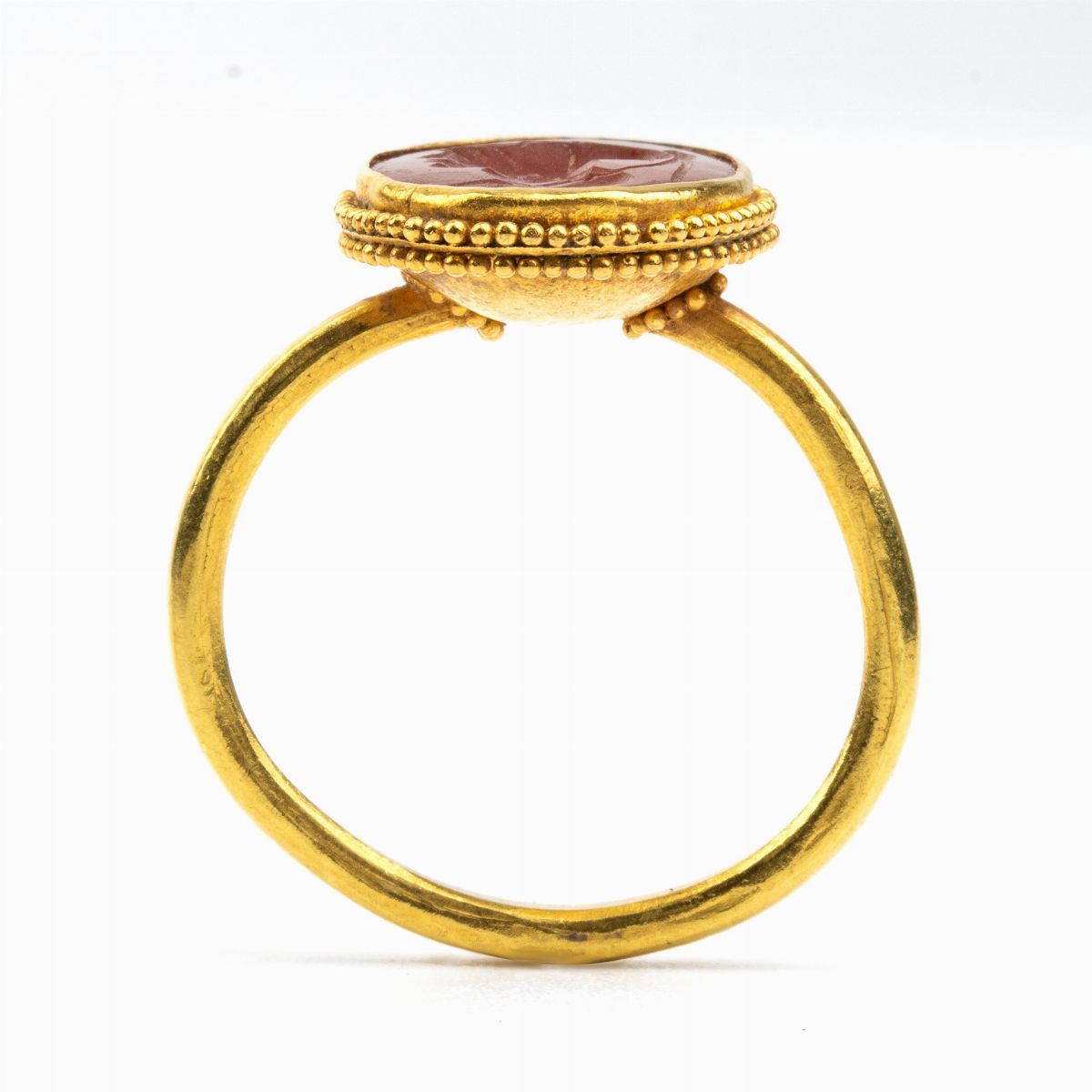 Anello in Stile Archeologico in Oro e Corniola