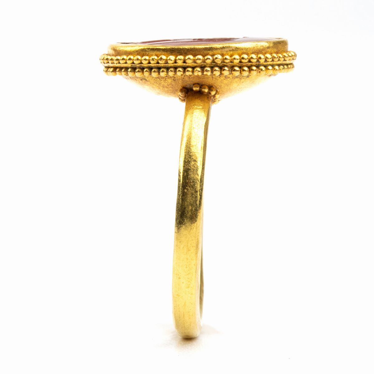 Anello in Stile Archeologico in Oro e Corniola
