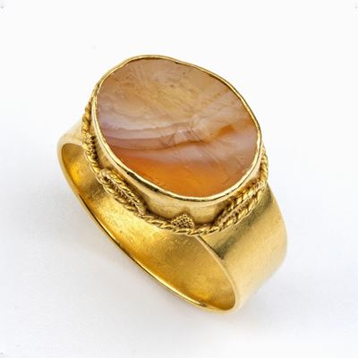 Anello in Stile Archeologico in Oro ed Agata