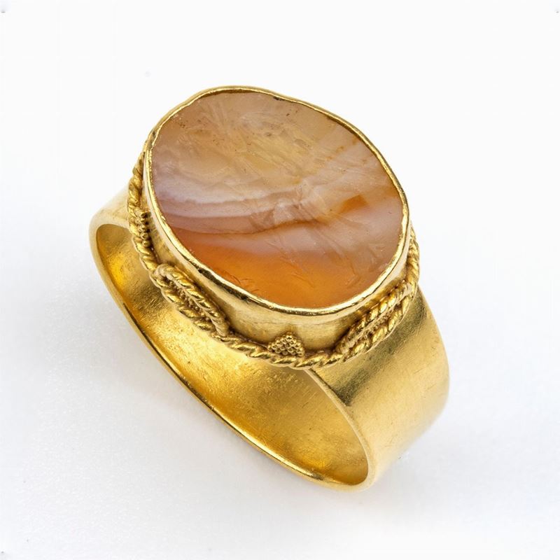 Anello in Stile Archeologico in Oro ed Agata