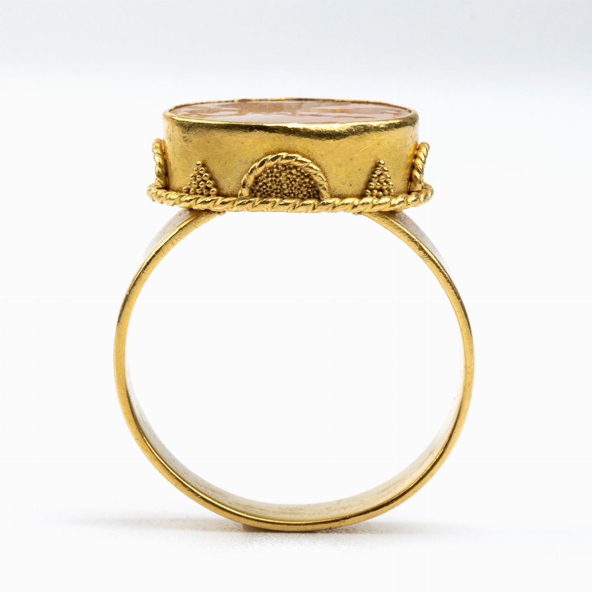 Anello in Stile Archeologico in Oro ed Agata