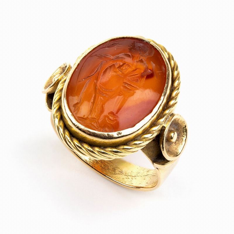 Anello in Stile Archeologico in Oro Giallo con Corniola Incisa