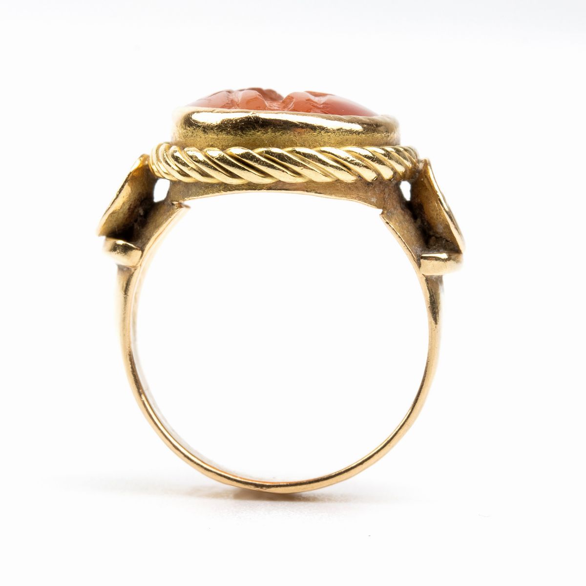 Anello in Stile Archeologico in Oro Giallo con Corniola Incisa