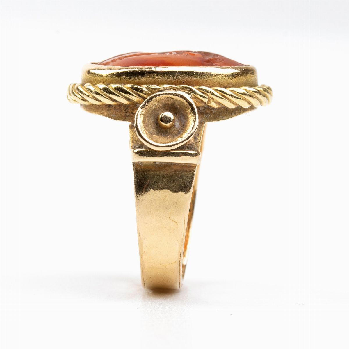Anello in Stile Archeologico in Oro Giallo con Corniola Incisa