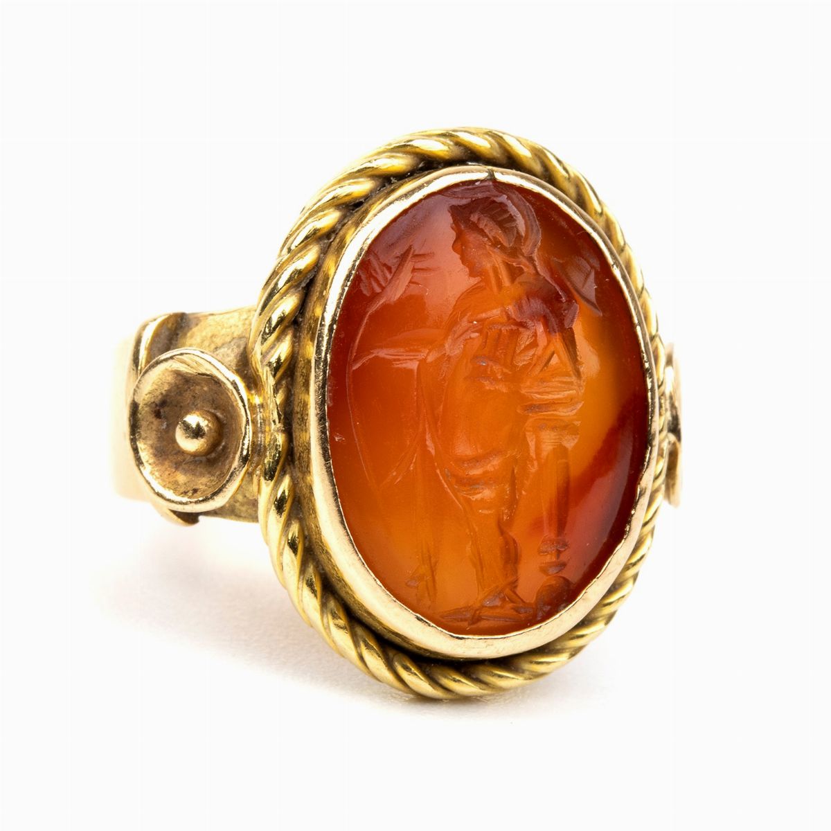 Anello in Stile Archeologico in Oro Giallo con Corniola Incisa