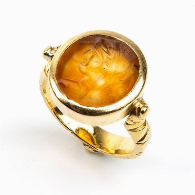 Anello in Stile Archeologico Incastonato con Corniola