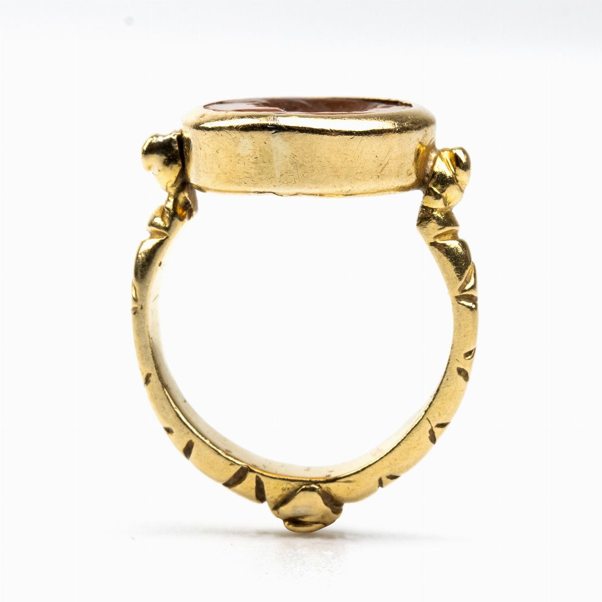Anello in Stile Archeologico Incastonato con Corniola