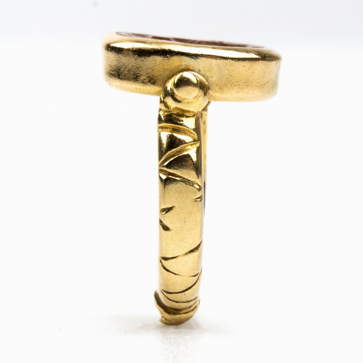 Anello in Stile Archeologico Incastonato con Corniola