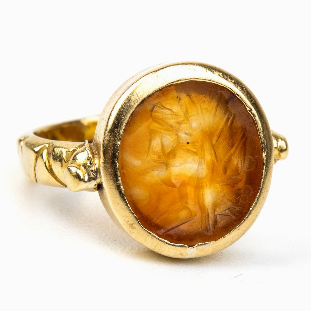 Anello in Stile Archeologico Incastonato con Corniola