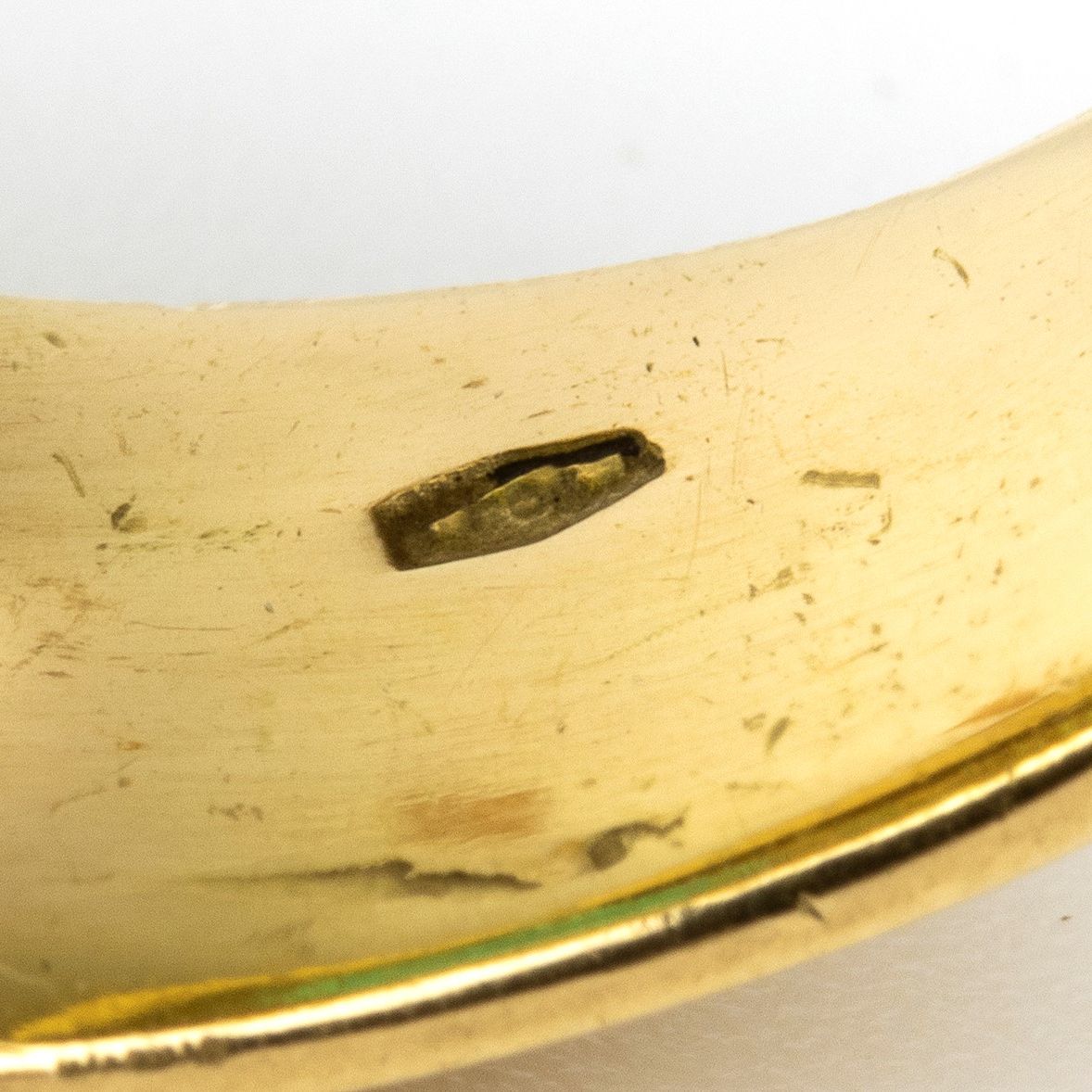 Anello in Stile Archeologico in Oro con Diamanti e Paste Vitree Verdi