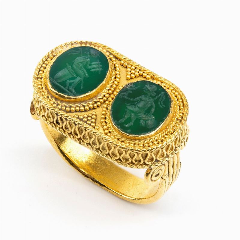 Anello in Oro Giallo in Stile Archeologico con Paste Vitree Verdi