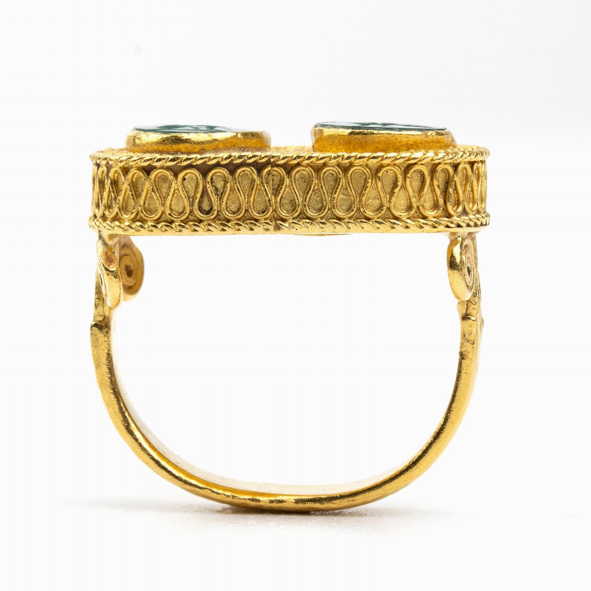 Anello in Oro Giallo in Stile Archeologico con Paste Vitree Verdi