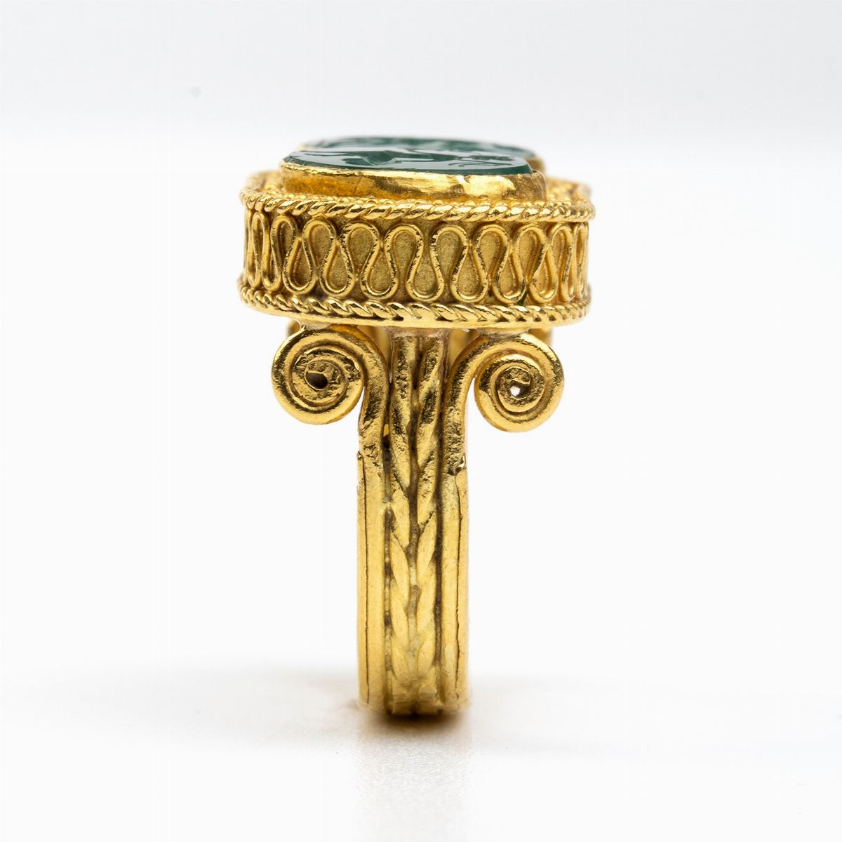 Anello in Oro Giallo in Stile Archeologico con Paste Vitree Verdi