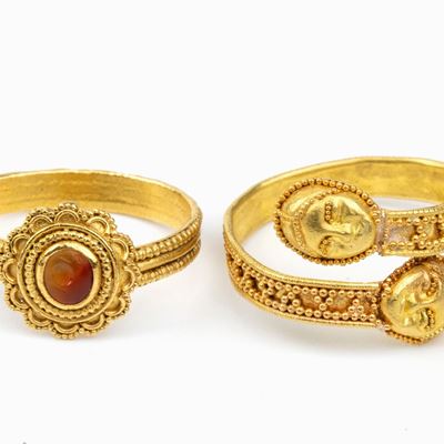 Coppia di Anelli in Stile Archeologico