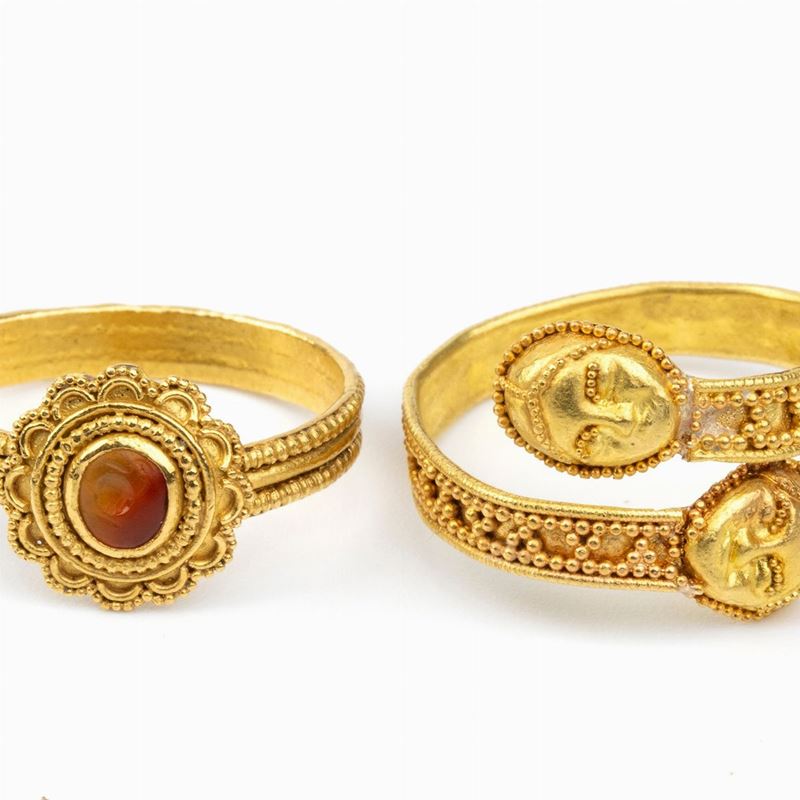 Coppia di Anelli in Stile Archeologico