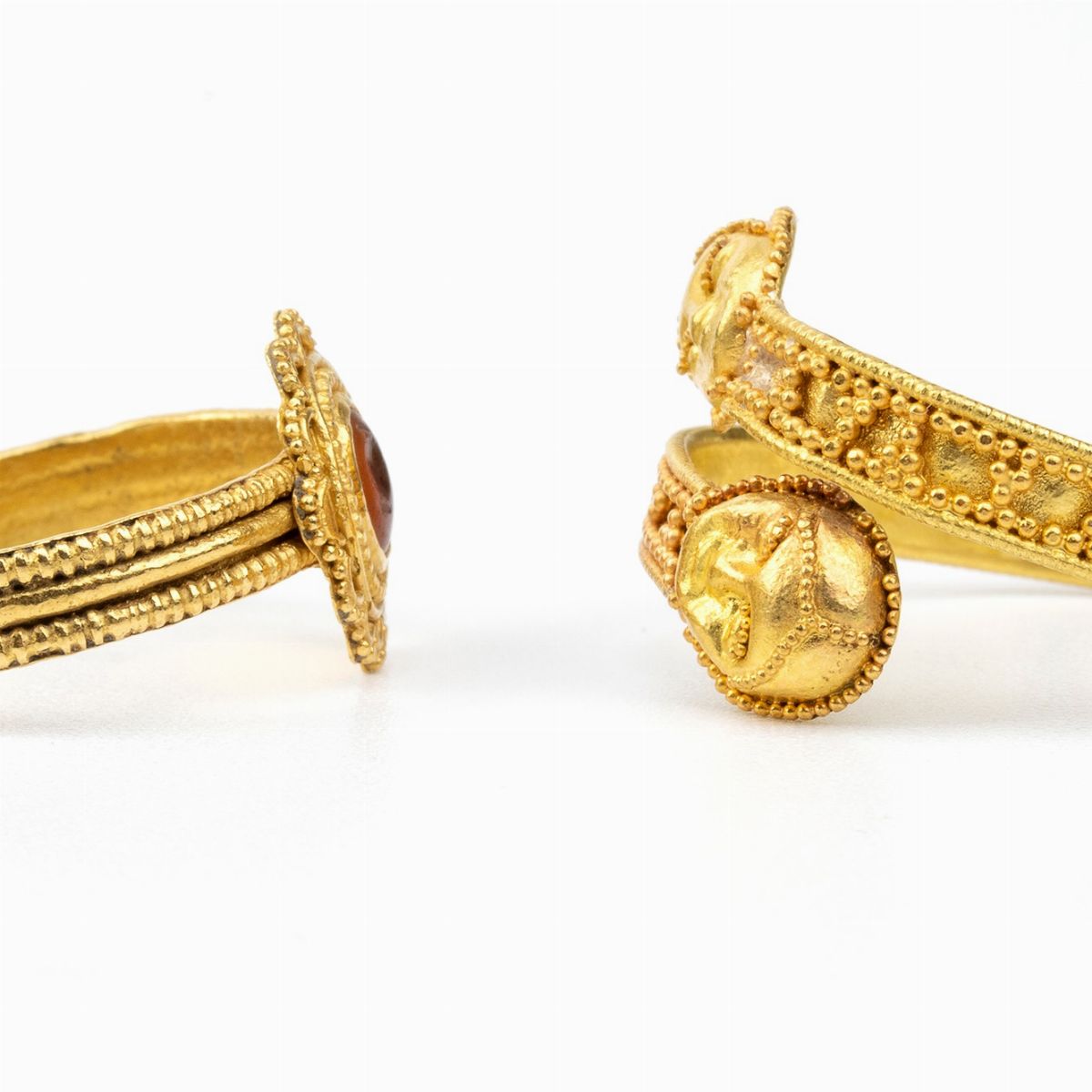 Coppia di Anelli in Stile Archeologico