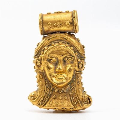Pendente in Oro in Stile Archeologico Raffigurante una Maschera