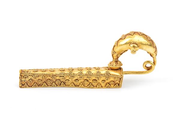 Fibula a sanguisuga in oro in stile archeologico Etrusco