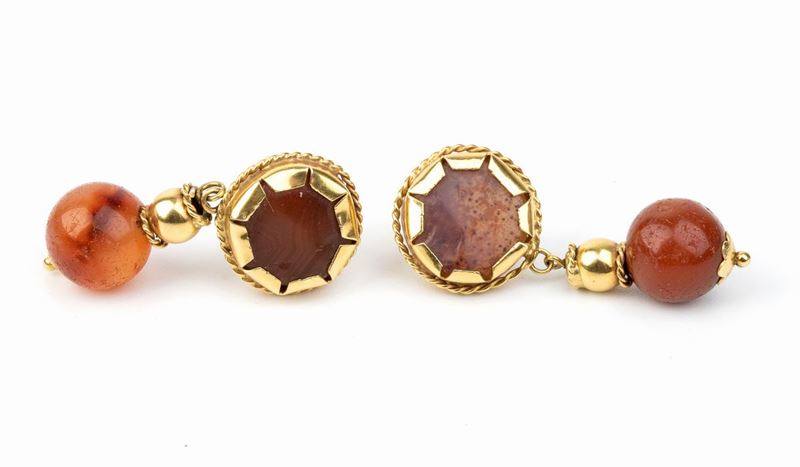Paio di Orecchini Pendenti in Oro con Corniole