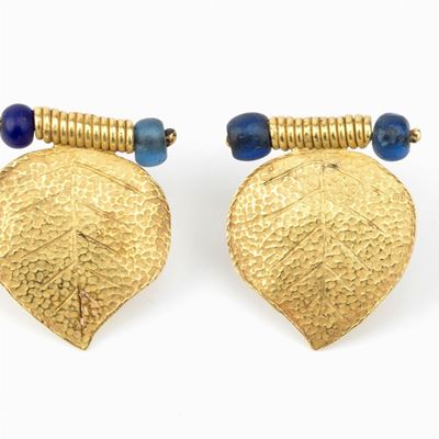 Paio di Orecchini in Oro a Foglia in Stile Archeologico