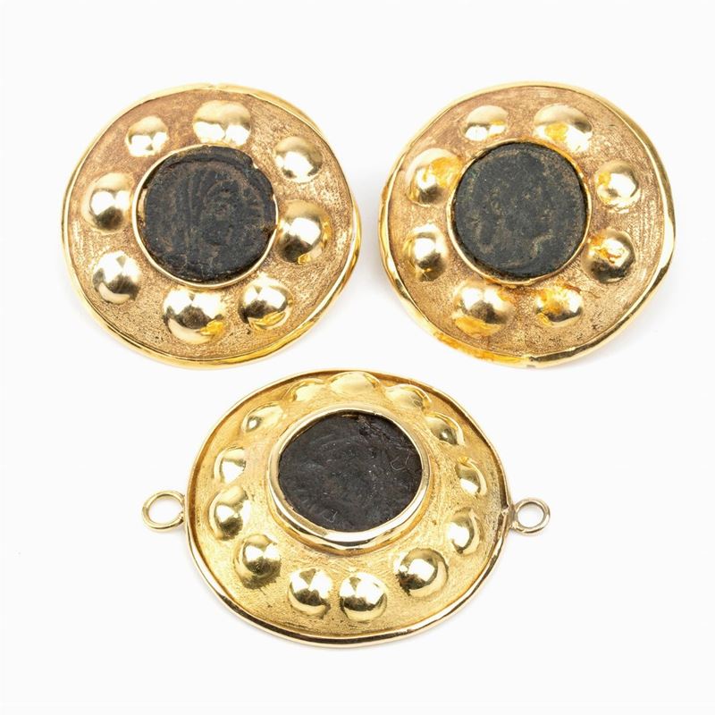 Paio di Orecchini e Pendente in Oro con Moneta