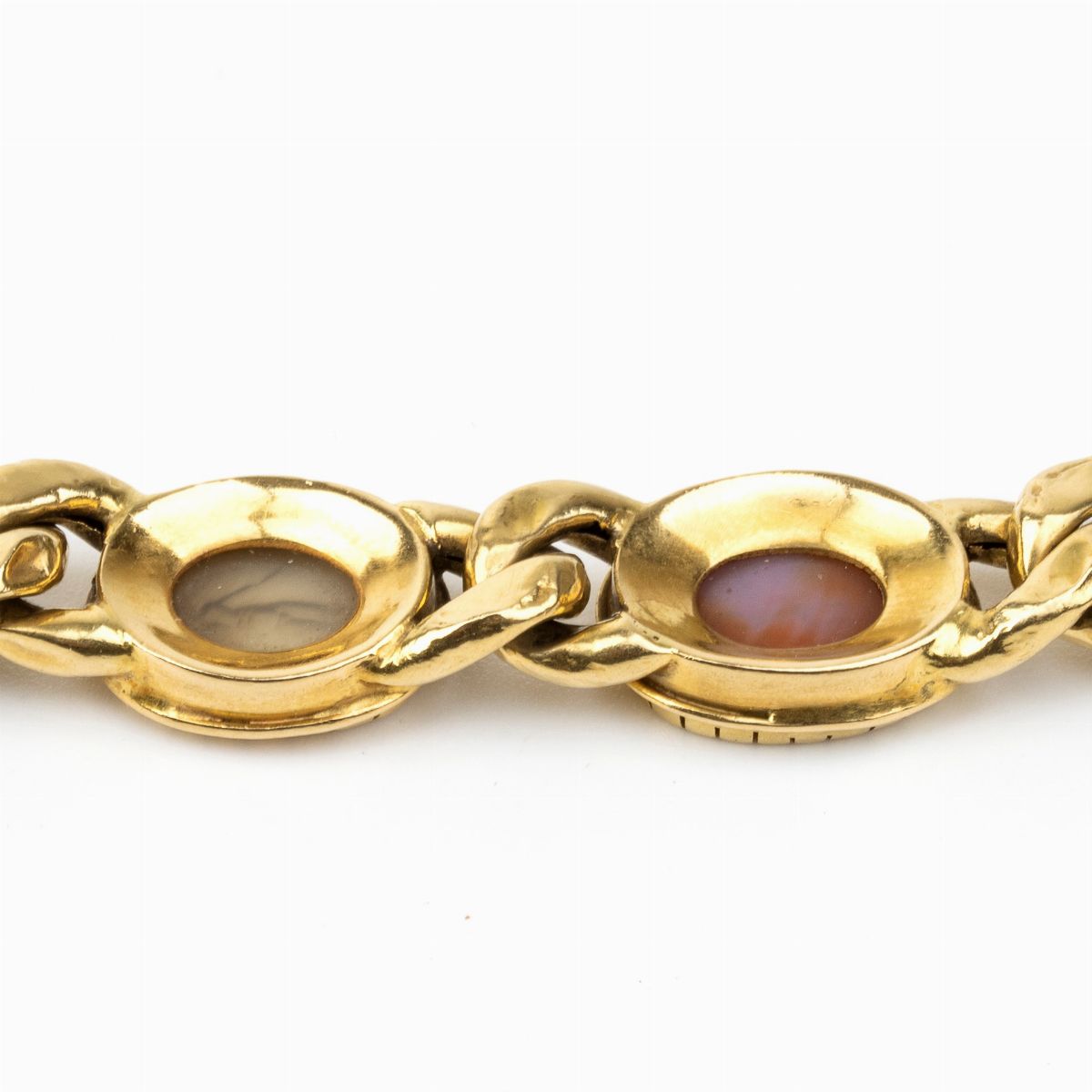 Molayem: Bracciale in Oro e Pietre Incise