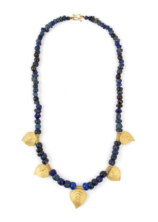 Yellow gold and glass paste necklace