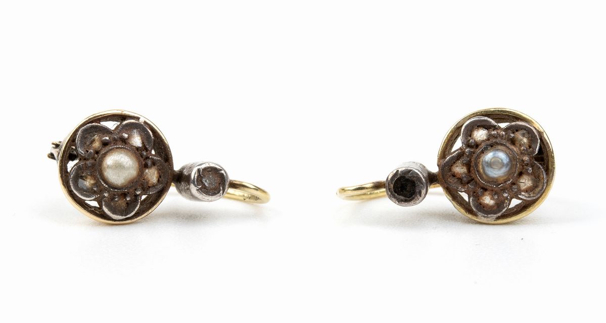 Paio di Orecchini in Oro Argento, Perla, Diamanti ed una Spilla in Oro con Diamanti e Rubino