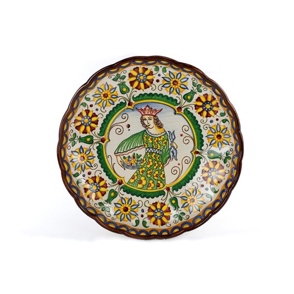 Piatto in ceramica con figura femminile