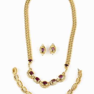 Parure Composta da un Girocollo, un Bracciale ed un Paio di Orecchini in Oro Rubini e Diamanti