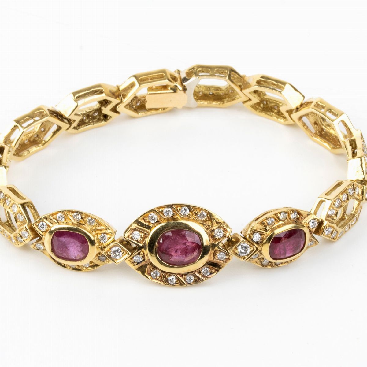 Parure Composta da un Girocollo, un Bracciale ed un Paio di Orecchini in Oro Rubini e Diamanti